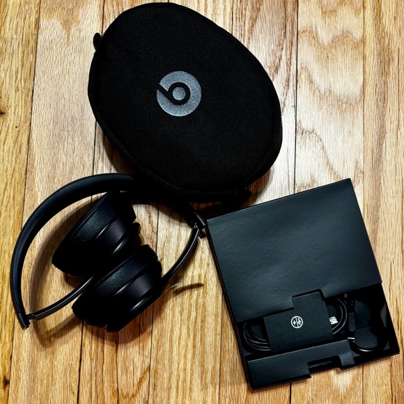 Beats Solo3 Wireless Headphones - Black - Picture 2 of 6